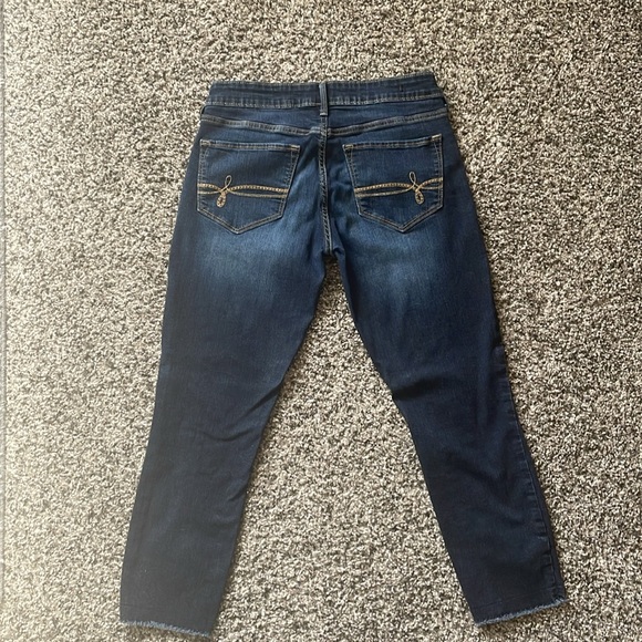 Levi’s Denizen crop stretch. Very stretchy. In great condition. - Picture 3 of 5